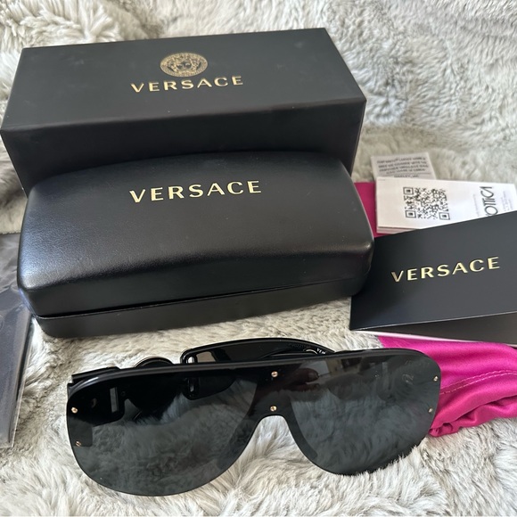 Versace Sunglasses Like New - Picture 2 of 8